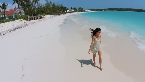 Kinesisk flicka barfota promenader på stranden — Stockvideo