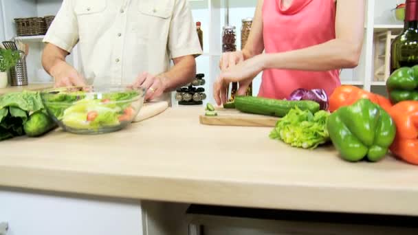 Esposa e marido preparando refeição — Vídeo de Stock