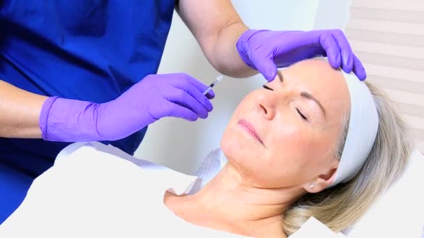 Cosmetisch chirurg uitvoeren gezichtsbehandeling — Stockvideo