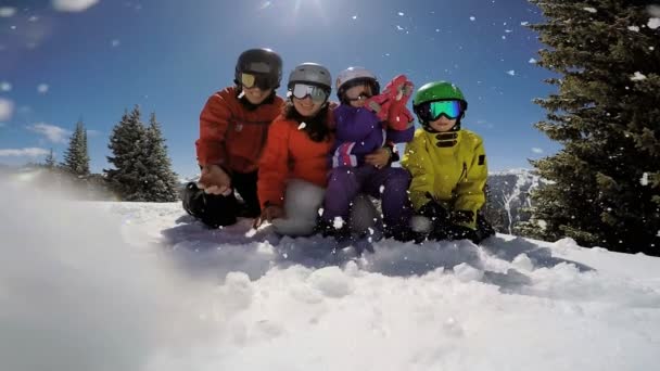 Familjen njuter av vintersemester i bergen — Stockvideo