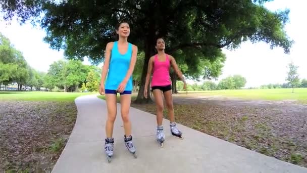 Multi etnische vrouwen rolschaatsen in park — Stockvideo