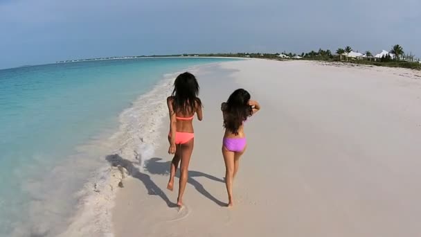 Chicas multiétnicas divirtiéndose en la playa — Vídeo de stock