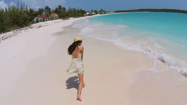 中国女孩赤脚走在沙滩上 — 图库视频影像