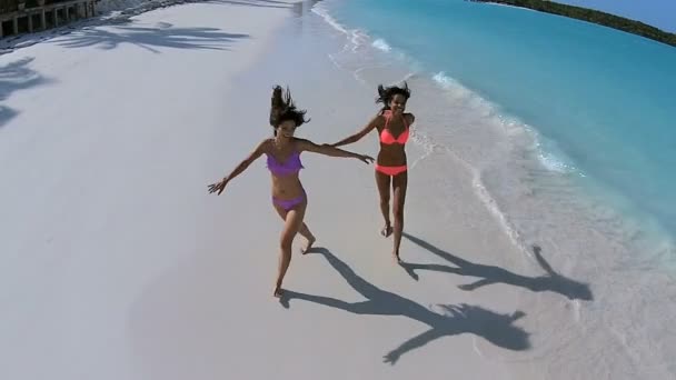 Многоэтнические девушки веселятся на пляже — стоковое видео