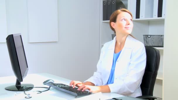 Läkare som arbetar tillsammans i medicinsk kontor — Stockvideo