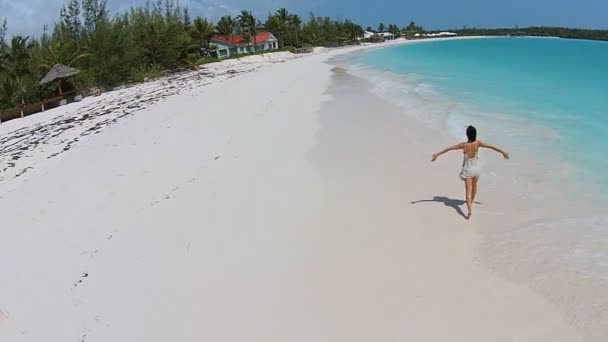 Chinees meisje blootsvoets lopen op het strand — Stockvideo