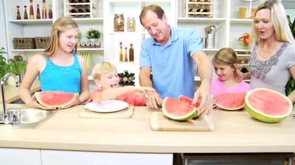 Eltern und Kinder teilen sich Wassermelone — Stockvideo