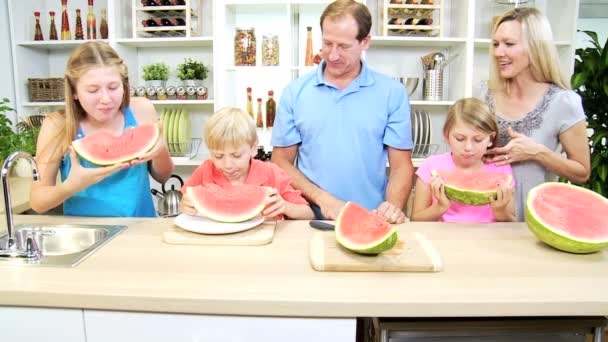 Eltern und Kinder teilen sich Wassermelone — Stockvideo