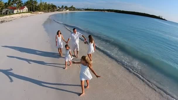 Famiglia caucasica a piedi sulla spiaggia di sabbia — Video Stock