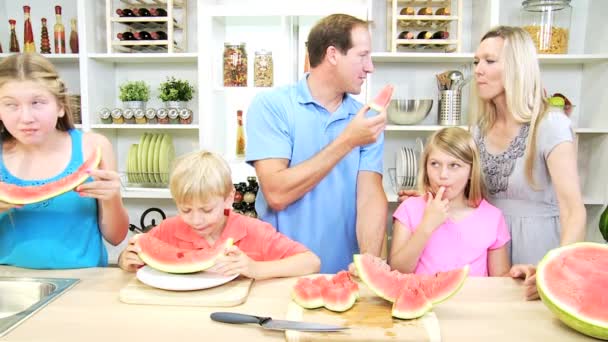 Родители и дети делят арбуз — стоковое видео