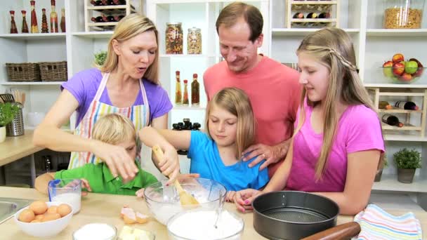 Padres e hijos haciendo pastel juntos — Vídeos de Stock