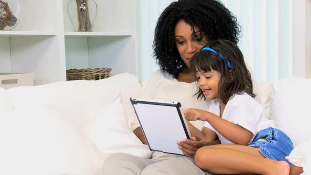 Mãe com sua filha brincando com tablet — Vídeo de Stock