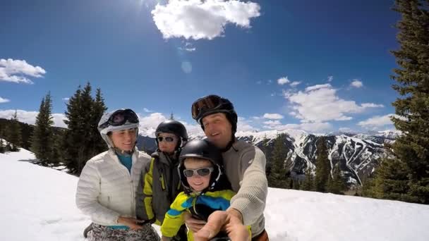 Сім'я з дітьми насолоджується зимовими канікулами — стокове відео