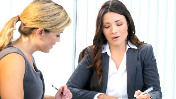 Mujeres de negocios que se reúnen en la moderna sala de juntas — Vídeo de stock