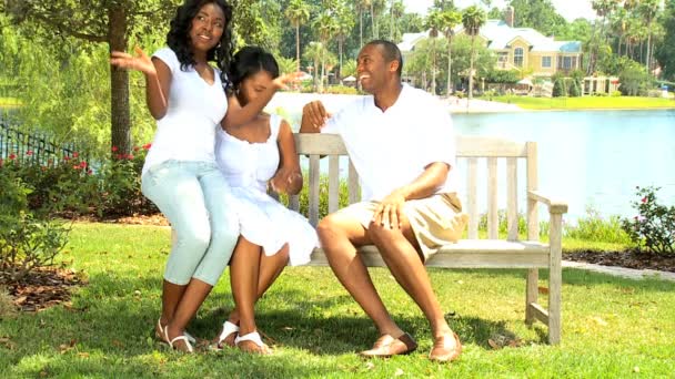 Famiglia afroamericana su panchina in giardino — Video Stock