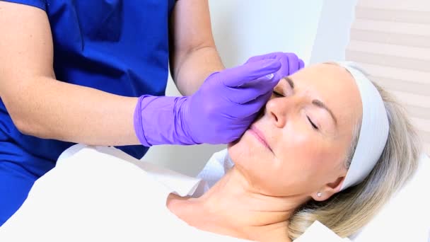 Cirurgião cosmético realizando tratamento facial — Vídeo de Stock