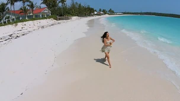 Chica china descalza caminando por la playa — Vídeos de Stock