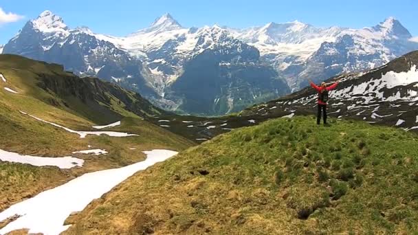 Turista feminina em montanhas em Grindelwald Alpes — Vídeo de Stock