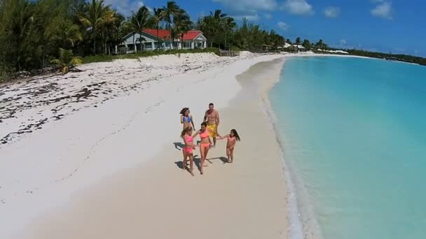 白人家族が砂浜の上を歩く — ストック動画