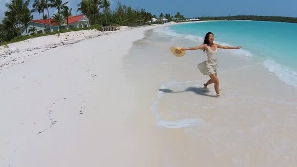 Chinees meisje blootsvoets lopen op het strand — Stockvideo