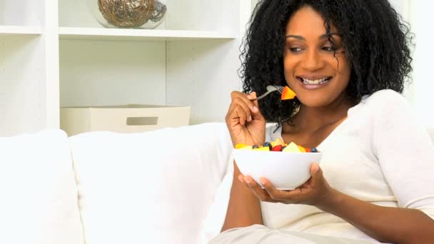 Africano mulher americana comer frutas frescas — Vídeo de Stock