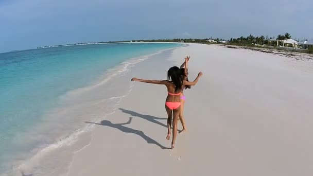 Multi etnische meisjes plezier op het strand — Stockvideo