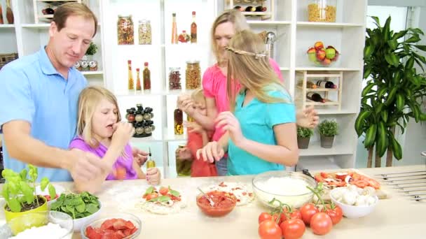 Eltern und Kinder backen gemeinsam Pizza — Stockvideo