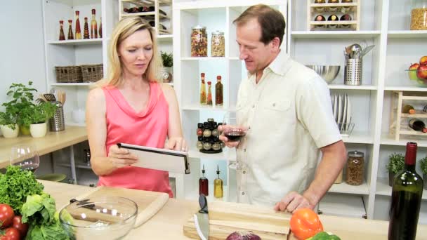 Paar bereitet Salat mit Tablette zu — Stockvideo