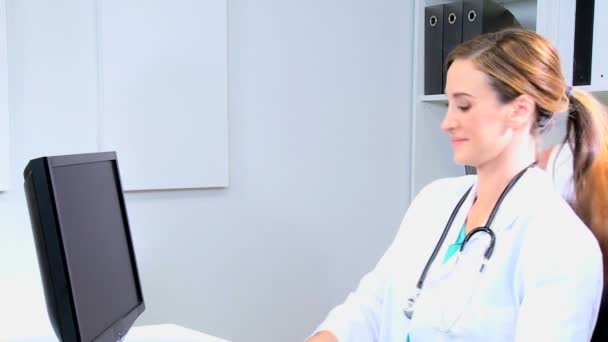 Médicos do sexo masculino e feminino discutindo testes de raios X — Vídeo de Stock