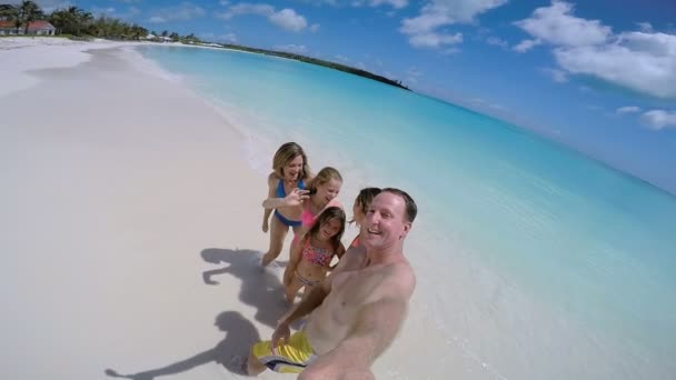 Família na praia filmando auto retrato — Vídeo de Stock