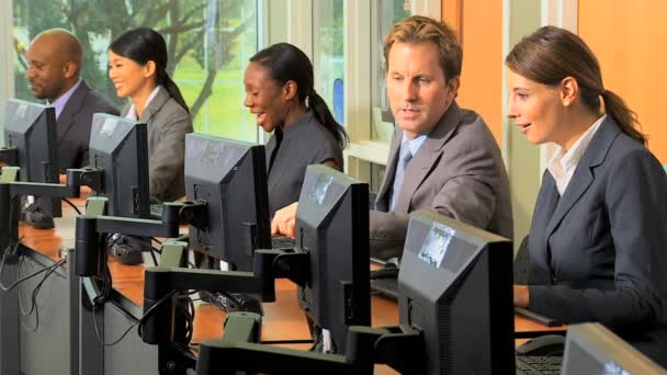 Hommes d'affaires multiethniques travaillant sur des ordinateurs — Video