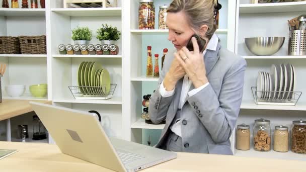 Mujer de negocios caucásica trabajando en la cocina casera — Vídeos de Stock