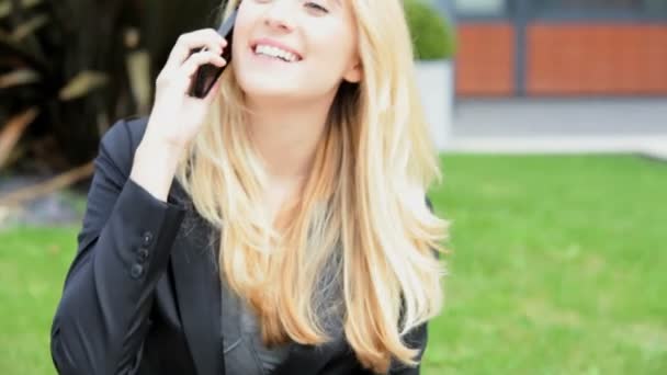 Mujer de negocios hablando en smartphone — Vídeos de Stock
