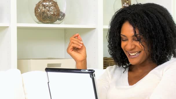 Mujer afroamericana usando tableta — Vídeo de stock