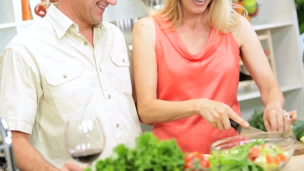 Esposa y marido preparando la comida — Vídeos de Stock