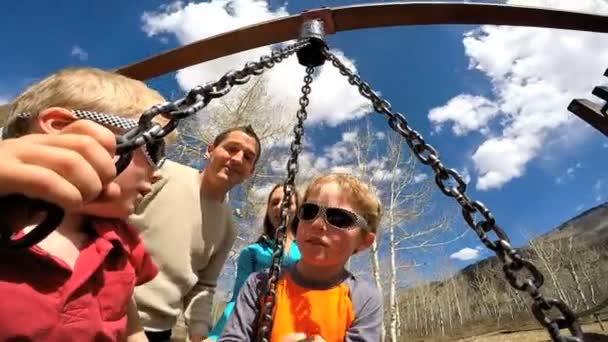 Jóvenes chicos balanceándose en swing — Vídeo de stock