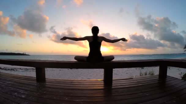 Junge Frau macht Yoga am Strand — Stockvideo