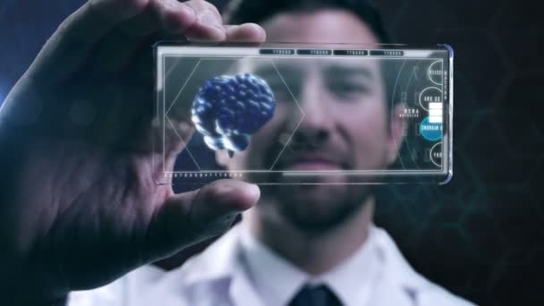 Mannelijke wetenschapper met behulp van display-technologie — Stockvideo