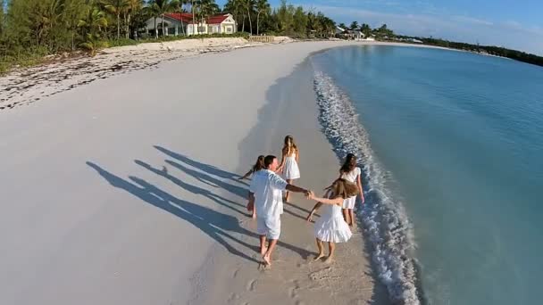 Famille caucasienne marche sur la plage de sable fin — Video