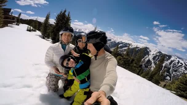 Familia con niños disfrutando de sus vacaciones de invierno — Vídeo de stock