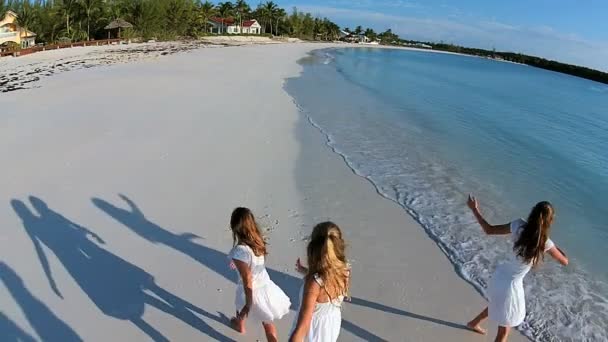 Kaukasische familie wandelen op strand — Stockvideo