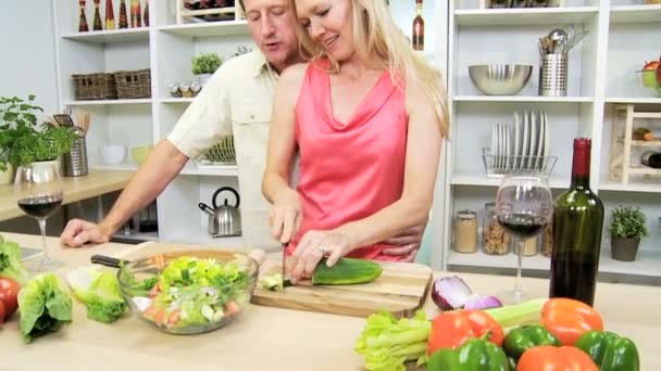 Esposa y marido preparando la comida — Vídeos de Stock