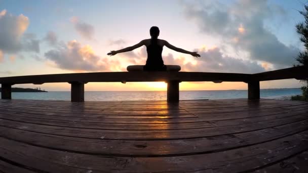 Junge Frau macht Yoga am Strand — Stockvideo