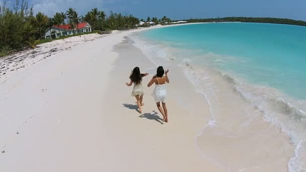 Multi-ethnischen Mädchen Spaß am Strand — Stockvideo