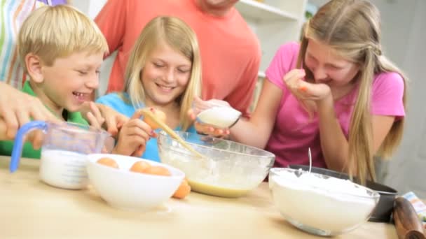 Padres e hijos haciendo pastel juntos — Vídeos de Stock