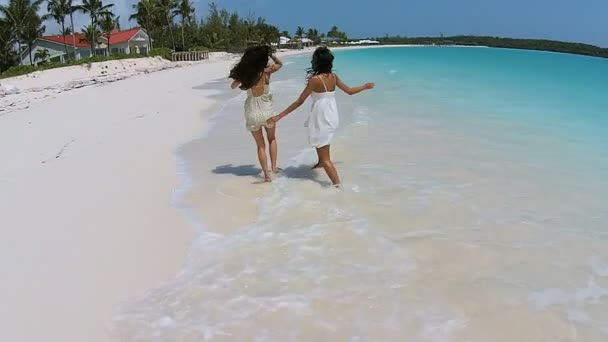 Multi etniska tjejer att ha kul på stranden — Stockvideo