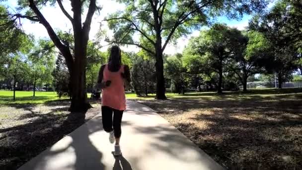 Afryki amerykański dziewczynka jogging w parku — Wideo stockowe