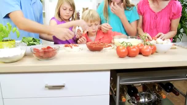 Parents and children making pizza together — Stock Video