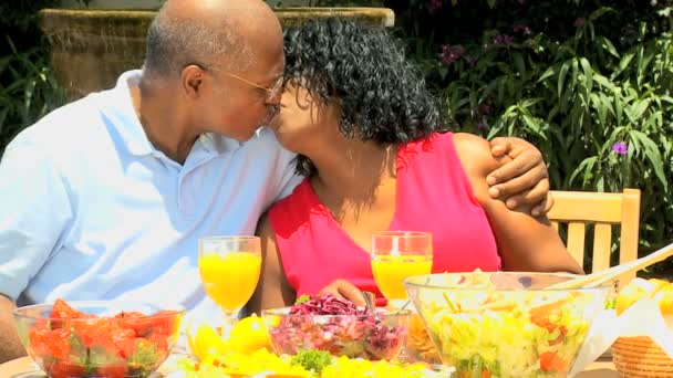 Pareja étnica jubilada disfrutando de sano almuerzo fresco — Vídeo de stock