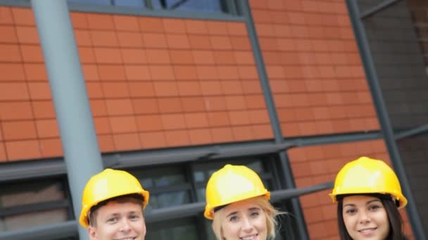 Equipe de arquitetos no canteiro de obras — Vídeo de Stock